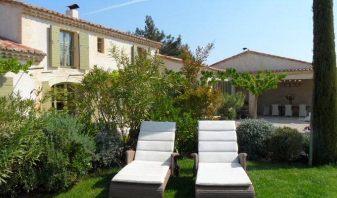 Saint Remy de Provence luxury villa rentals with heated private pool