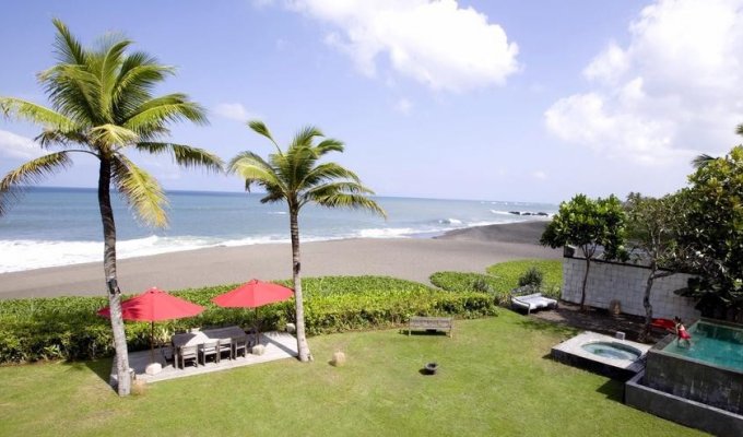 Indonesia Bali Seafront Villa Vacation Rentals in Canggu with jacuzzi and staff