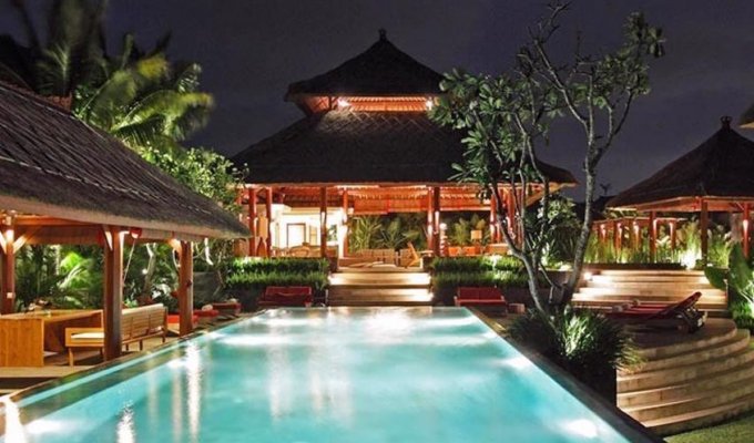 Indonesia Bali Seafront Villa Vacation Rentals in Canggu with jacuzzi and staff