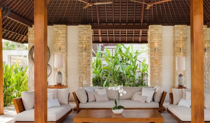 Indonesia Bali Villa Vacation Rentals in Canggu is 5mins from Berawa Beach and with staff