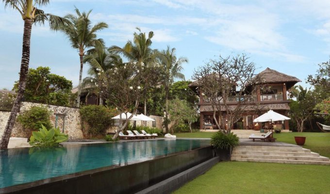 Indonesia Bali Beachfront Villa Vacation Rentals in Canggu with private pool and staff