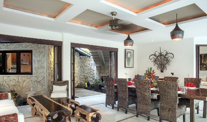 Indonesia Bali Villa Vacation Rentals in Canggu is 60m from Berawa beach and with staff