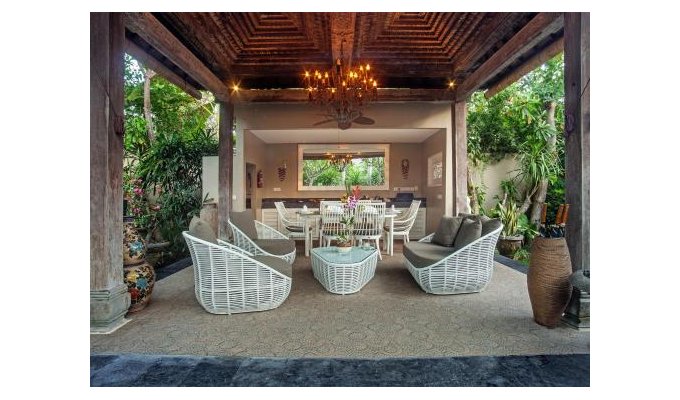 Indonesia Bali Villa Vacation Rentals in Canggu is 60m from Berawa beach and with staff