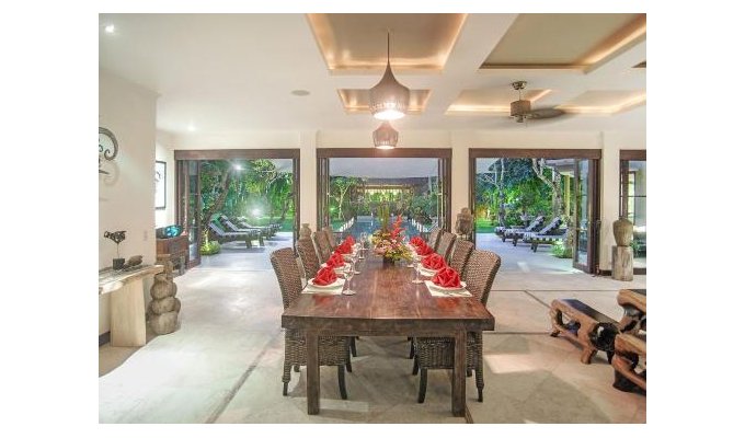 Indonesia Bali Villa Vacation Rentals in Canggu is 60m from Berawa beach and with staff