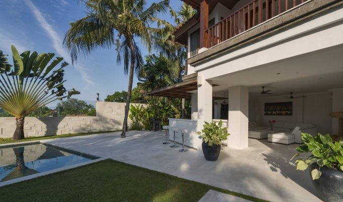 Indonesia Bali Villa Vacation Rentals in Canggu with jacuzzi and staff