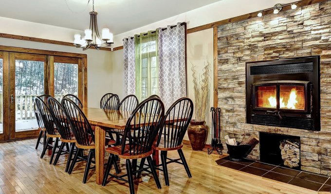 Quebec Stoneham Cottage Vacation Rentals with ski slopes view  