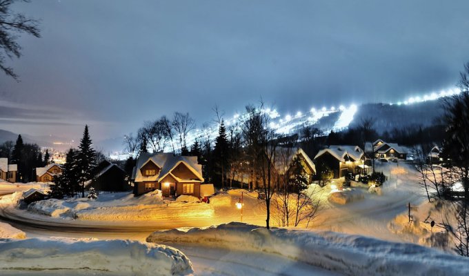 Quebec Stoneham Cottage Vacation Rentals with ski slopes view  