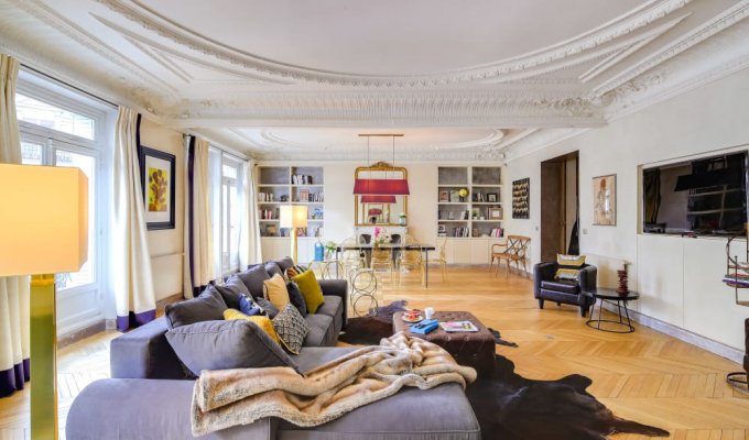 Paris Champs Elysees Luxury Apartment Rental close to museums and luxury shops