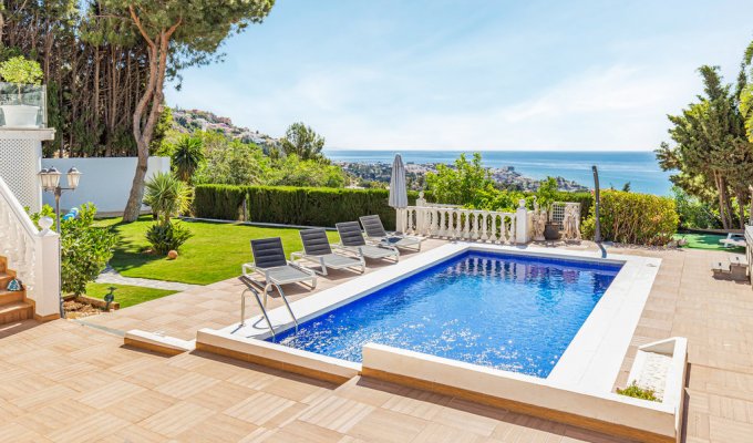 Pool and sea view