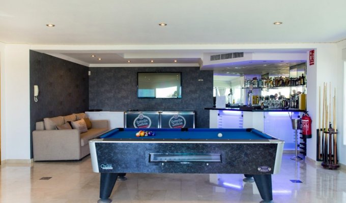 Game room and bar