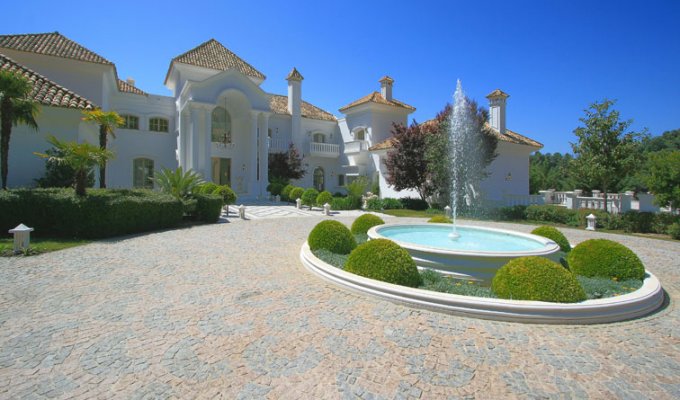 Villa and entrance courtyard