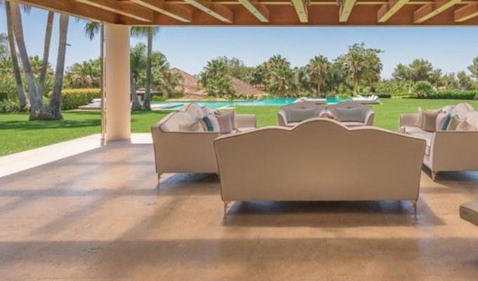 Large covered terrace with garden view
