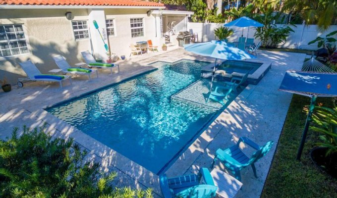 Florida Hollywood Beach villa rentals with private pool & jacuzzi