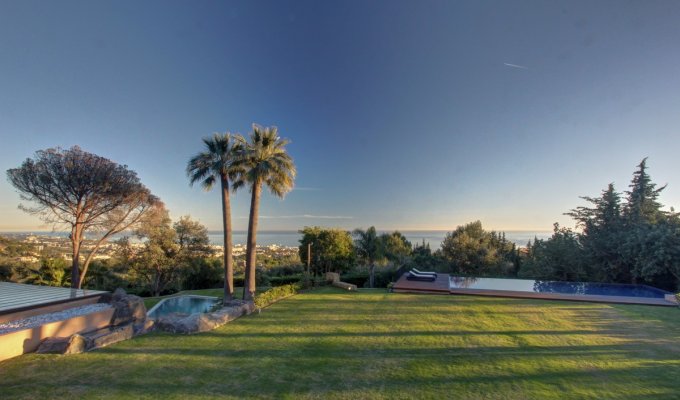 Villa and garden with 2 pools and seaview