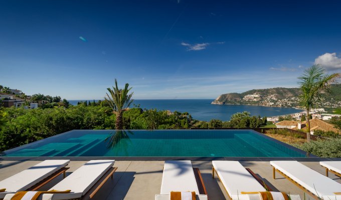 Panoramic pool with sea view