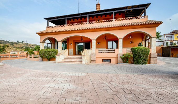 13 guest villa Estepona Costa del Sol