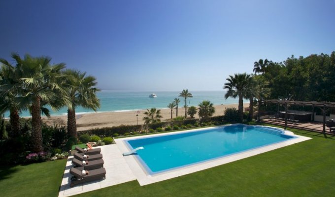 Pool and sea view