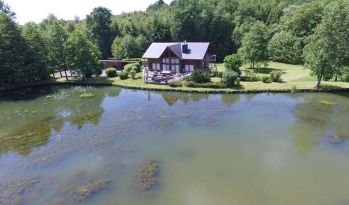 Ardennes holiday chalet rental 5* on the edge of its lake in a green setting