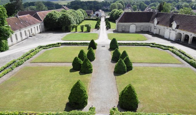 Champagne holiday Chateau rental vineyard near Troyes et Lacs