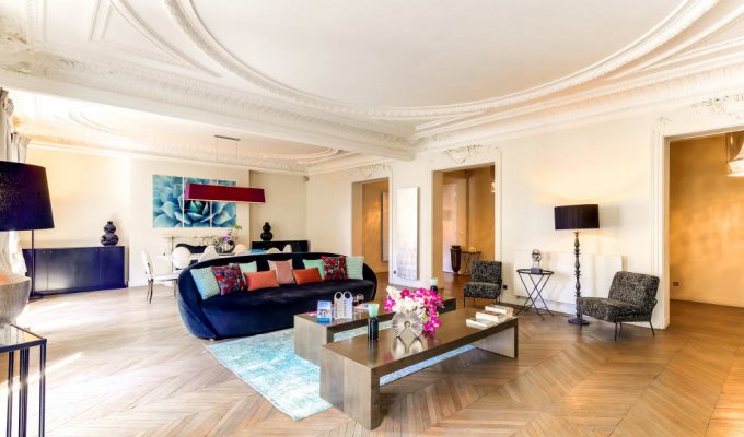 Paris Champs Elysees Luxury Apartment Rental 5mns walking from the Seine quayside
