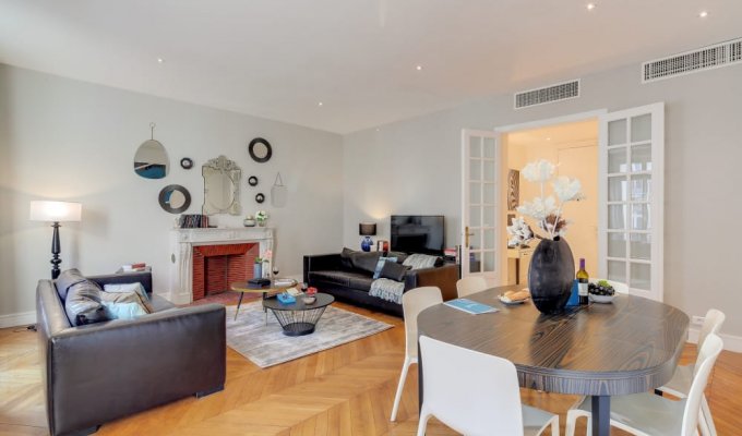 Paris Champs Elysees Luxury Apartment Rental on the chic Champs Elysees Quarter
