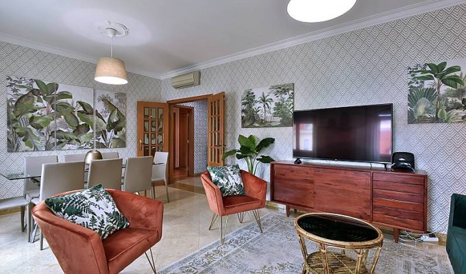 Lisbon Santa Cruz Apartment Holiday Rental close to Rossio with parking