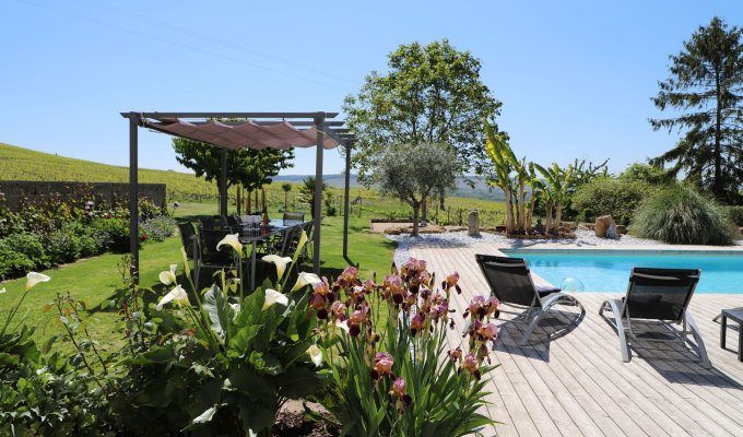 Champagne holiday house rental with heated pool near Epernay and vineyards