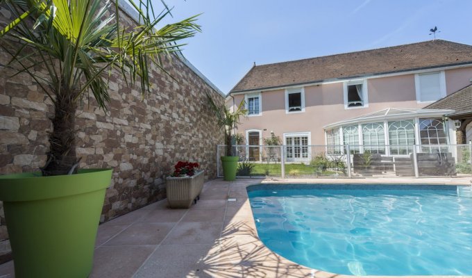 Champagne holiday home rental with heated outdoor pool Epernay near vineyards