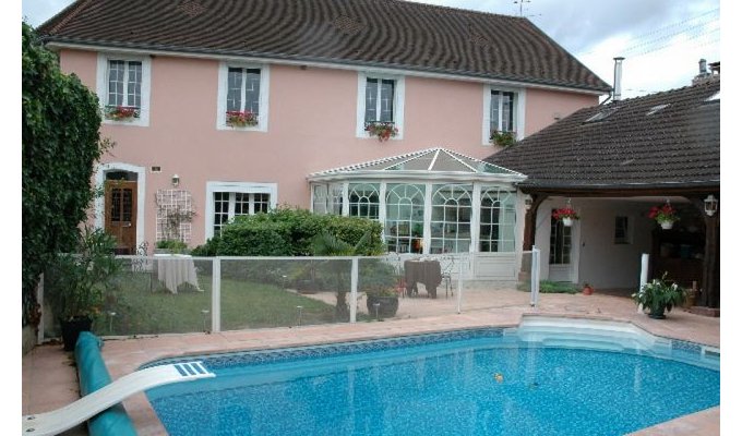 Champagne holiday home rental with heated outdoor pool Epernay near vineyards