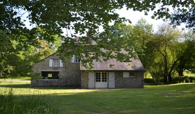 Pays de la Loire Holiday Home Rental  on the edge of a lake