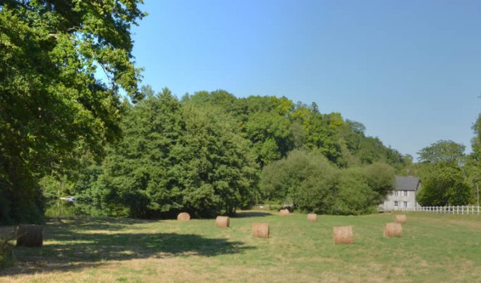 Pays de la Loire Holiday Home Rental  on the edge of a lake