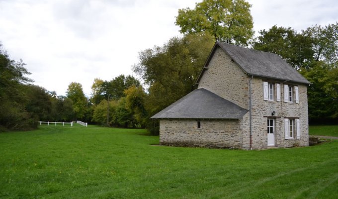 Pays de la Loire Holiday Home Rental  on the edge of a lake