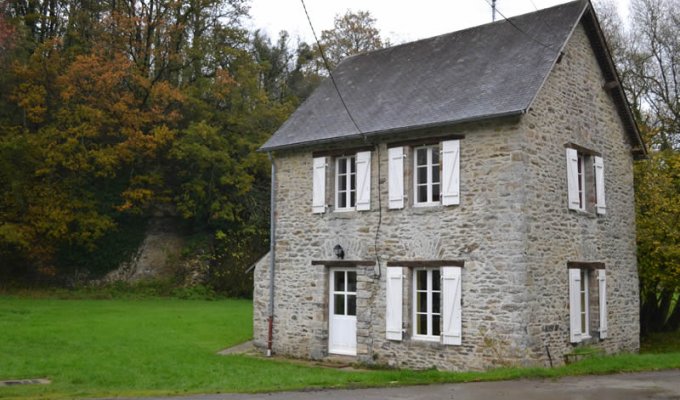 Pays de la Loire Holiday Home Rental  on the edge of a lake