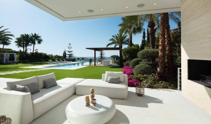 Outdoor lounge