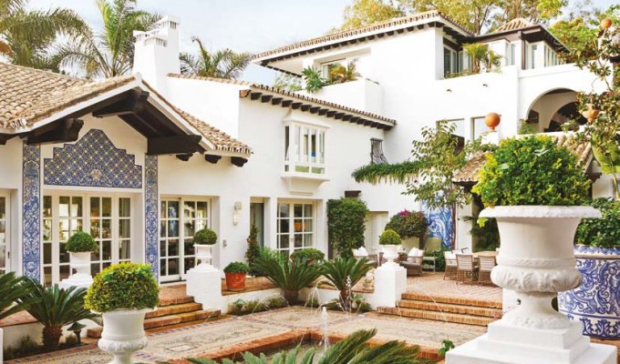 Andalusian styled villa with patio and foutain 