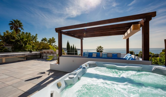 Outdoor heated jacuzzi 