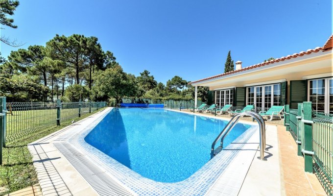 Aroeira Villa Holiday Rental with private heated pool and child's pool, close to the beach, Lisbon Coast