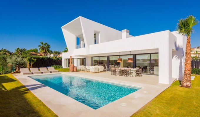 470 sqm villa with heated pool