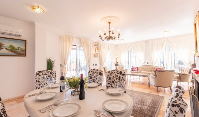 8 guests dining room
