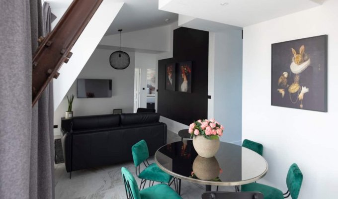 Paris Champs Elysees Luxury Apartment Rental last floor with elevator