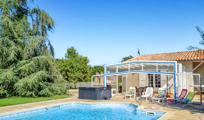 Bordeaux villa rental in Medoc heated pool