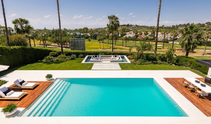Swimming pool with golf view and full privacy