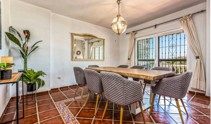 Dining room for 8 guests