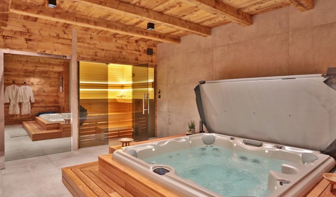 Luxury Chalet rental near slopes with spa sauna and concierge services