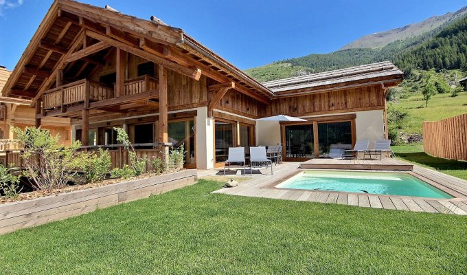 Luxury Chalet Rental near Southern Alps slopes with heated swimming pool, spa and sauna