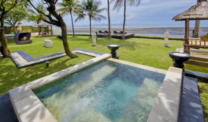 Bali Sukawati villa rental on the sea with staff and private pool 