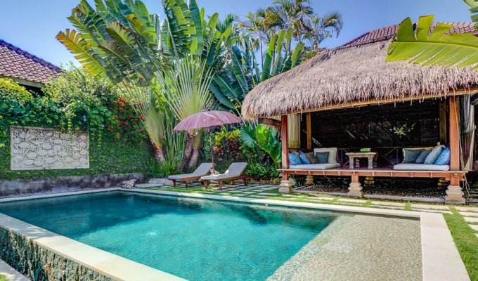 Bali villa with staff and private pool in Seminyak, 10 min walk from the beach