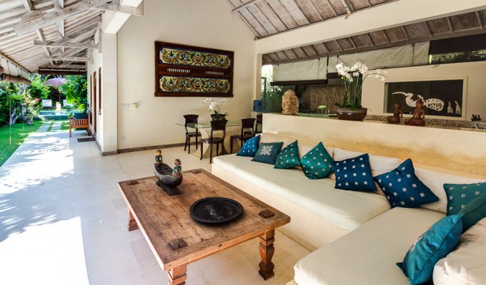 Bali villa with staff and private pool in Seminyak, 10 min walk from the beach