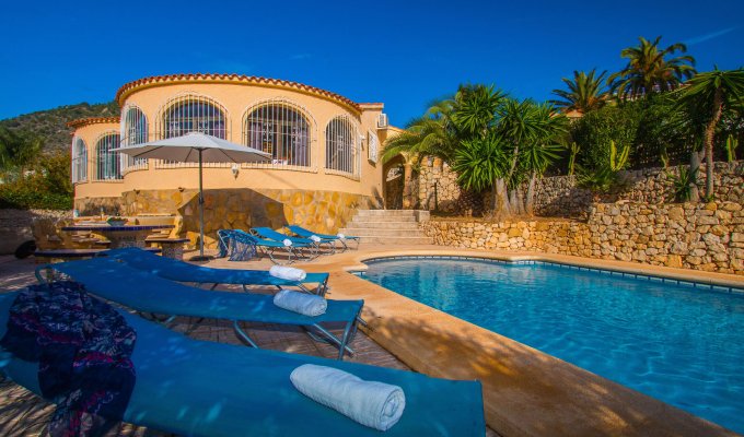 3 bedroom Calpe Costa Blanca villa rental with private pool near the beach