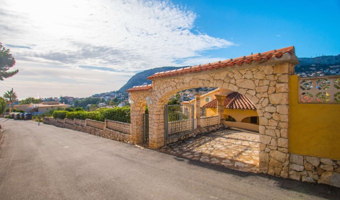 3 bedroom Calpe Costa Blanca villa rental with private pool near the beach